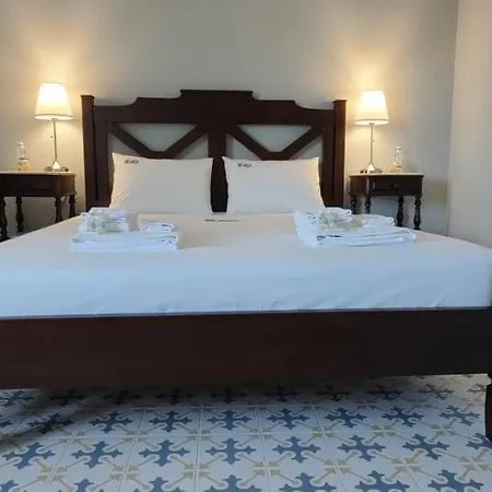 לינה וארוחת בוקר Vila Nazare *