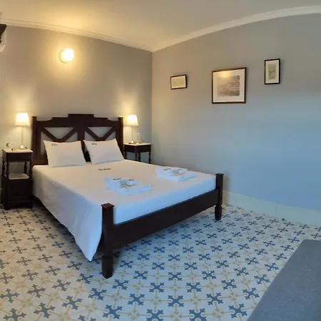 לינה וארוחת בוקר Vila Nazare קסטרו דאירה